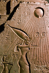 akhenaton-with-sun-god-science-source